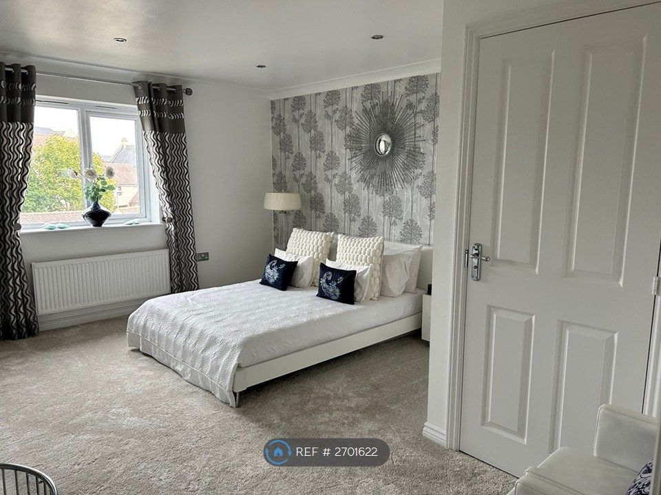 Property photo 1 of 12 Double Bedroom Ensuite