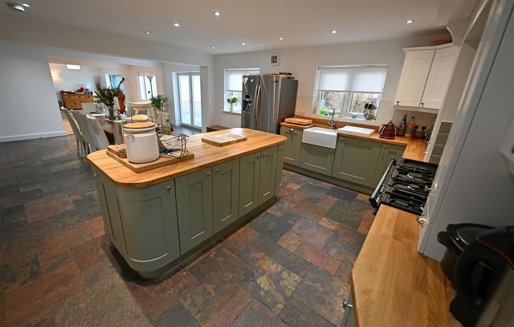 Property photo 3 of 38 Kitchen Diner (3)