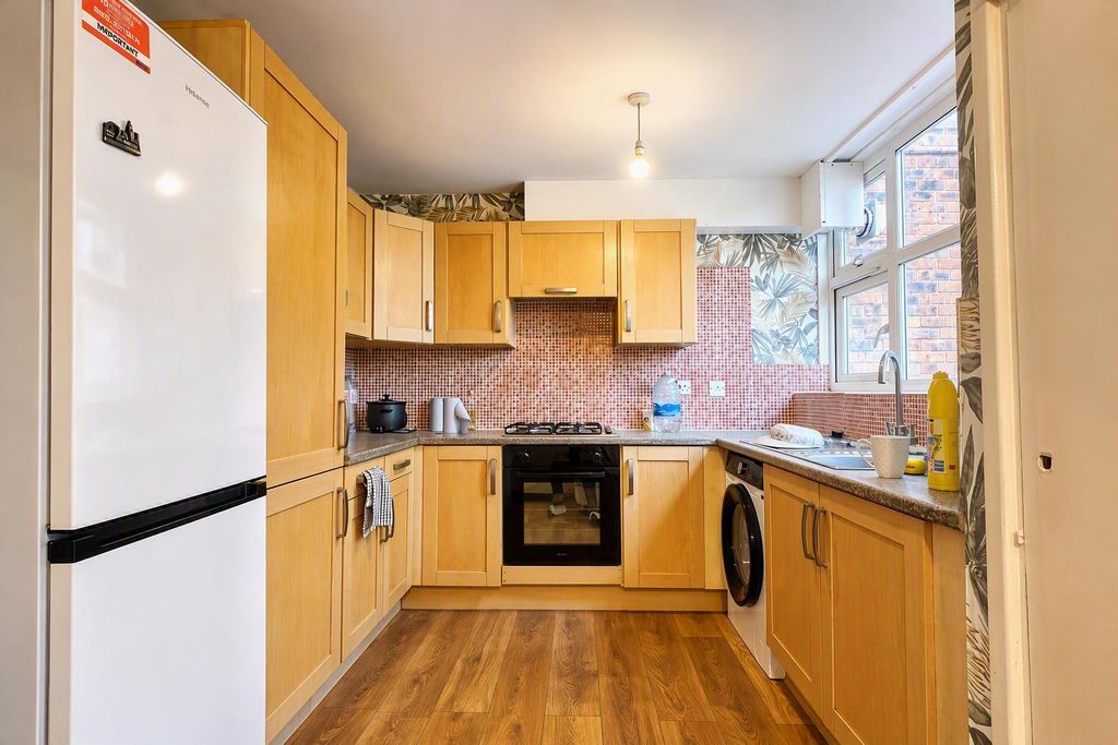 Property photo 2 of 8 Kitchen