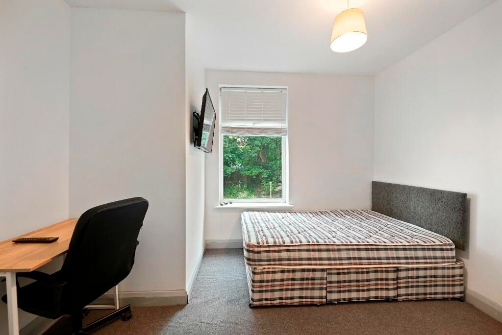 Property photo 1 of 15 Bright And Tidy Double Bedroom Featuring A Comfort...