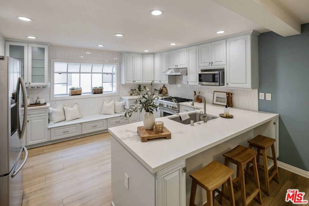 Property photo 2 of 25