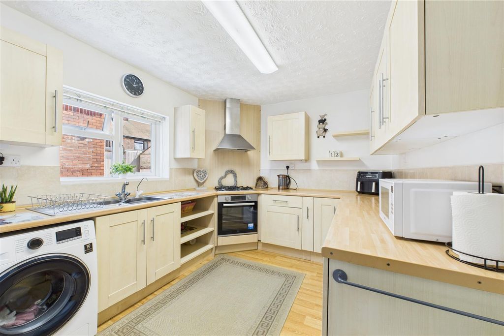 Property photo 3 of 14 Kitchen