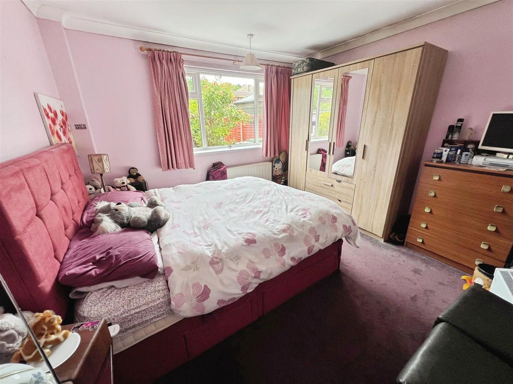 Property photo 2 of 13 Bedroom 1