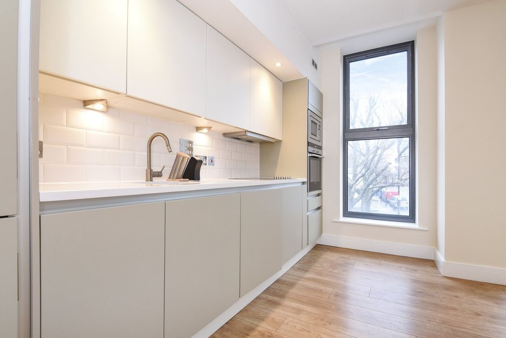 Property photo 3 of 10 Kitchen