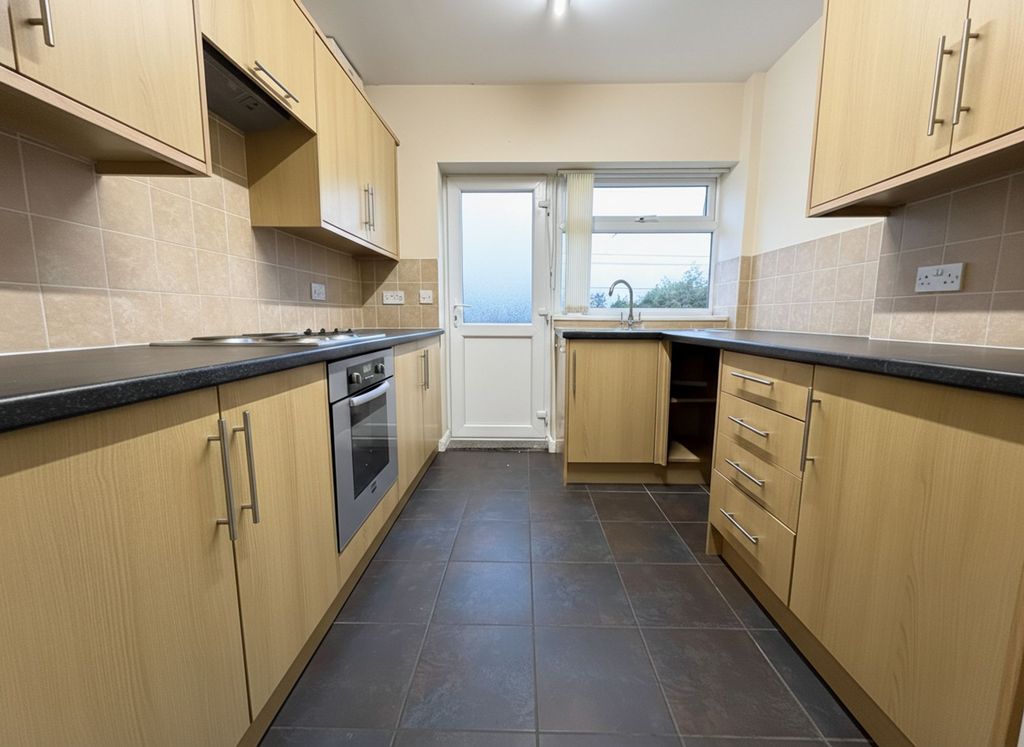 Property photo 3 of 8 Kitchen