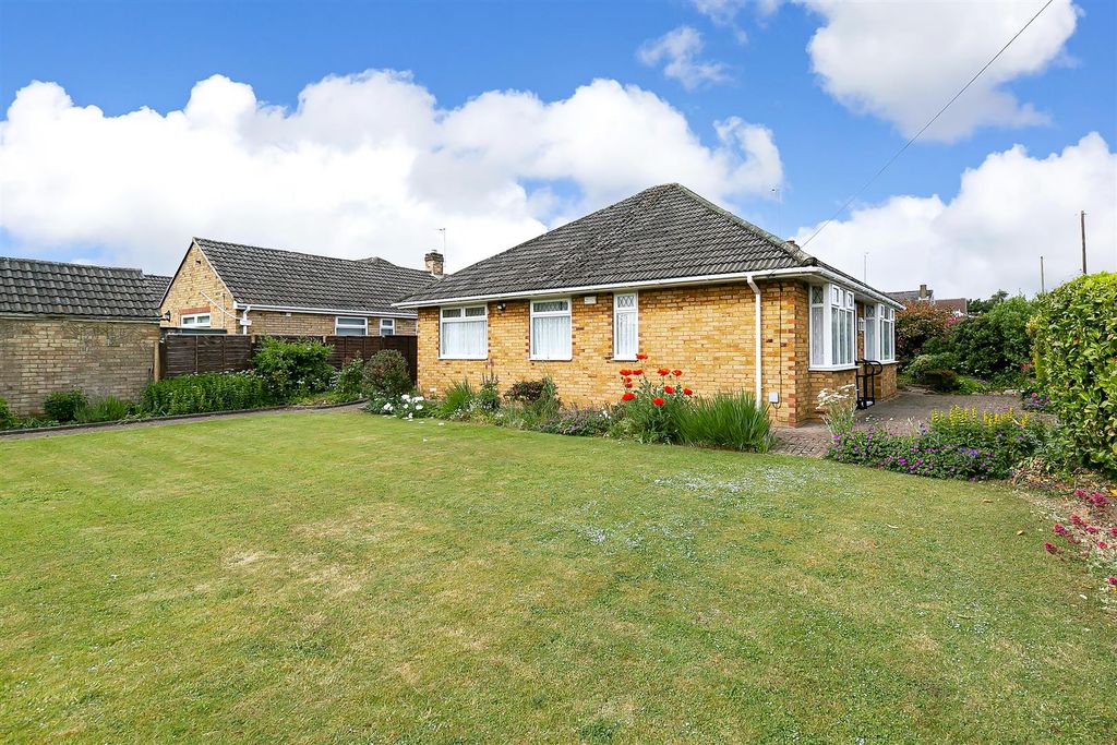 Property photo 1 of 16 009 - 2 White Walk.Jpg