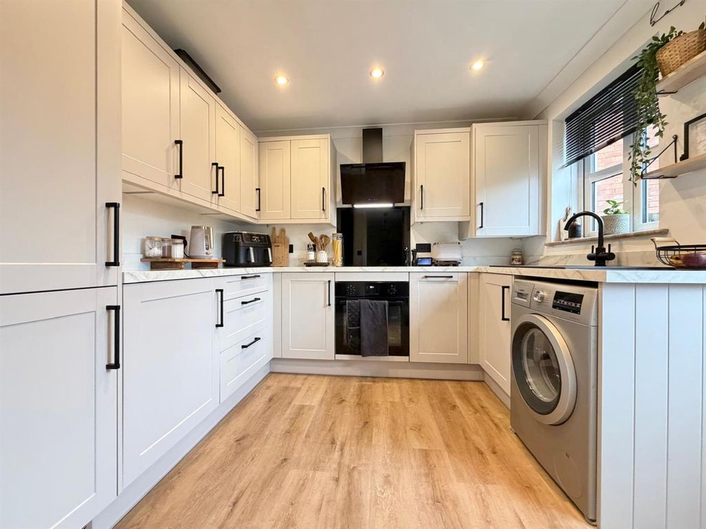 Property photo 3 of 16 Kitchen