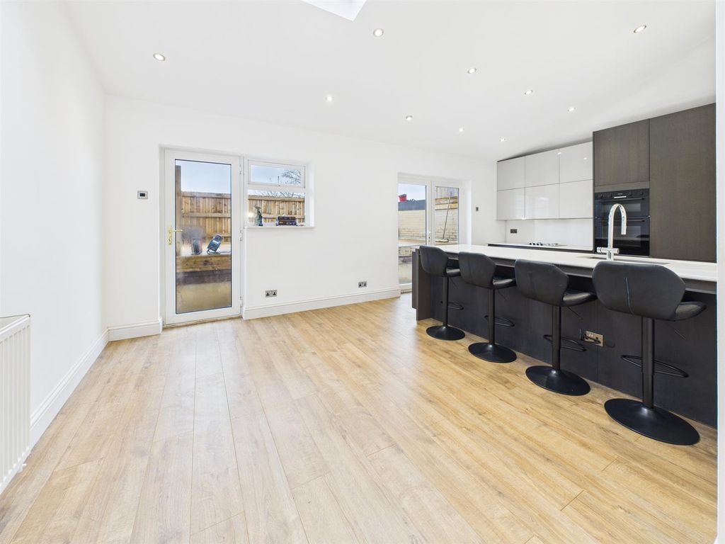 Property photo 2 of 16 Cam05510G0-Pr0132-Still009.Jpg