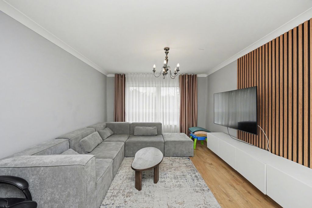 Property photo 3 of 17 Living Room