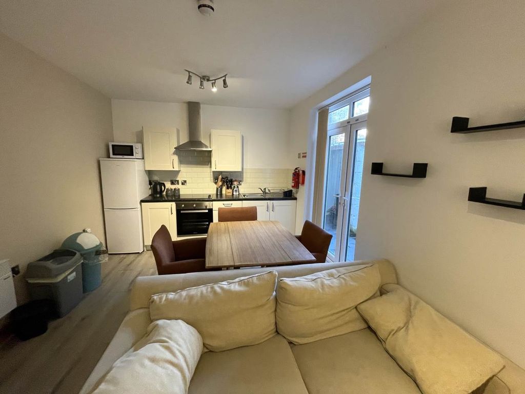 Property photo 3 of 9 Lounge