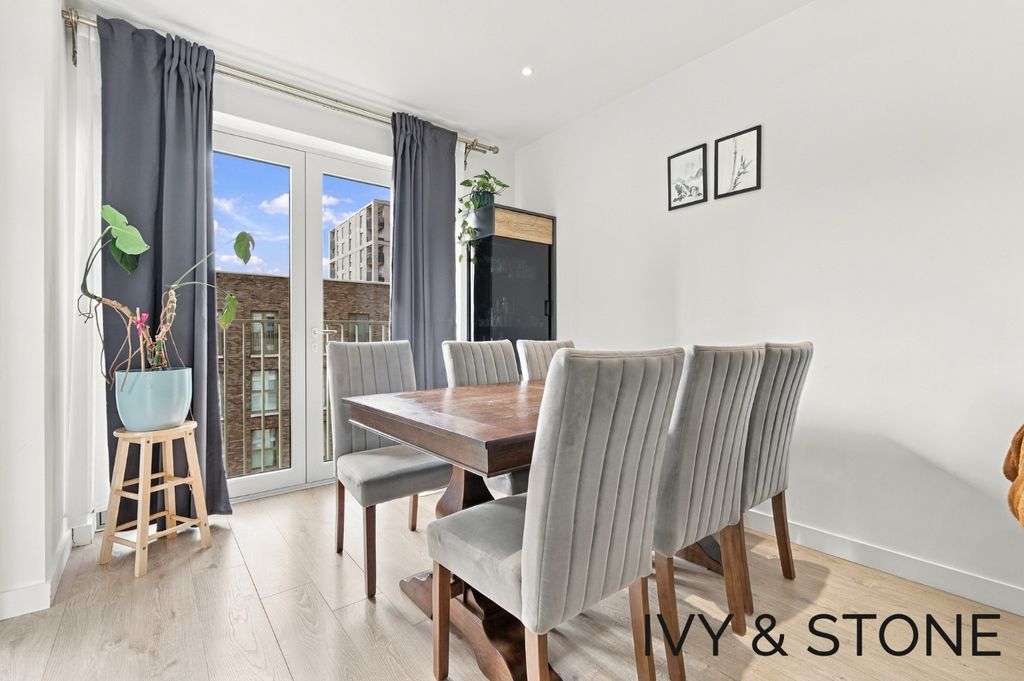 Property photo 2 of 23 5560071