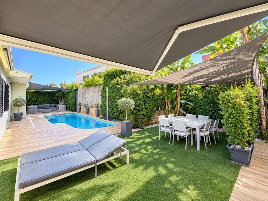Property photo 1 of 24 Elegant 4-Bedroom Villa With Swimming Pool In Gambelas, Faro