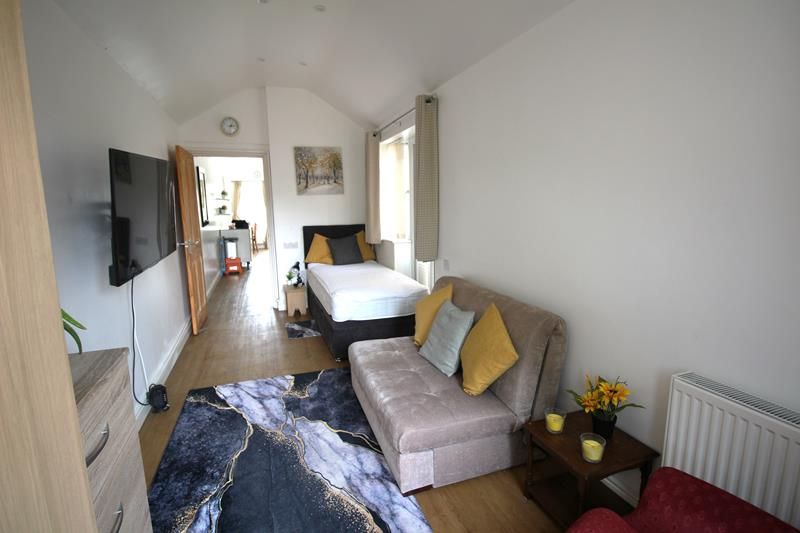 Property photo 3 of 6 Lounge Bedroom