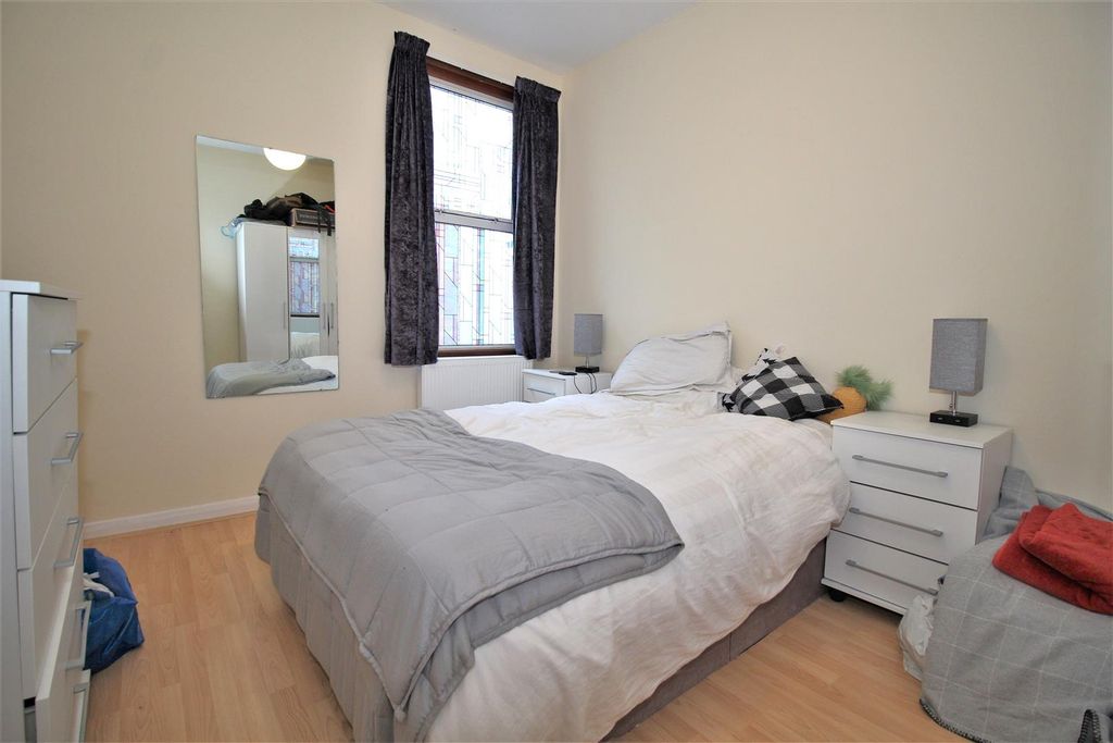 Property photo 2 of 6 Bedroom