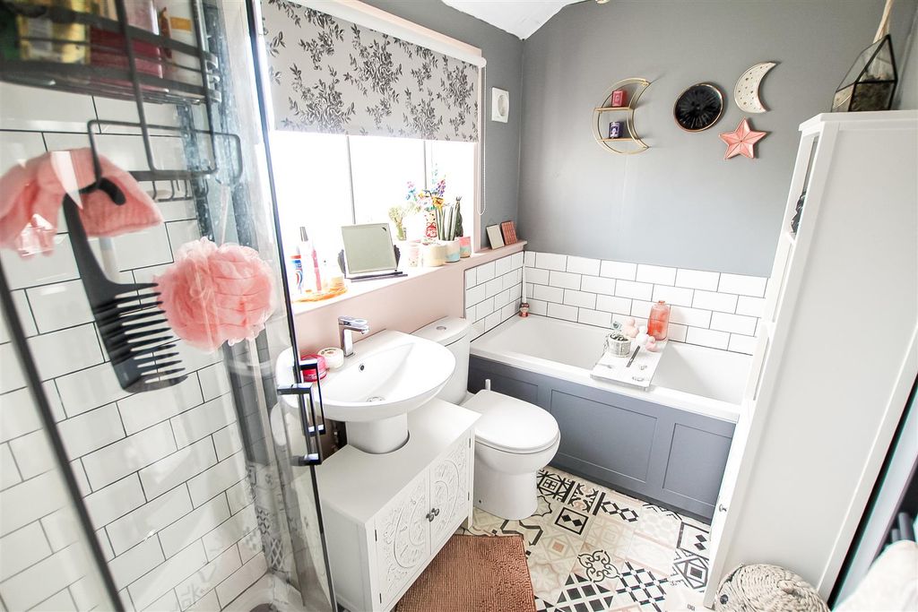 Property photo 2 of 9 Bathroom.Jpg