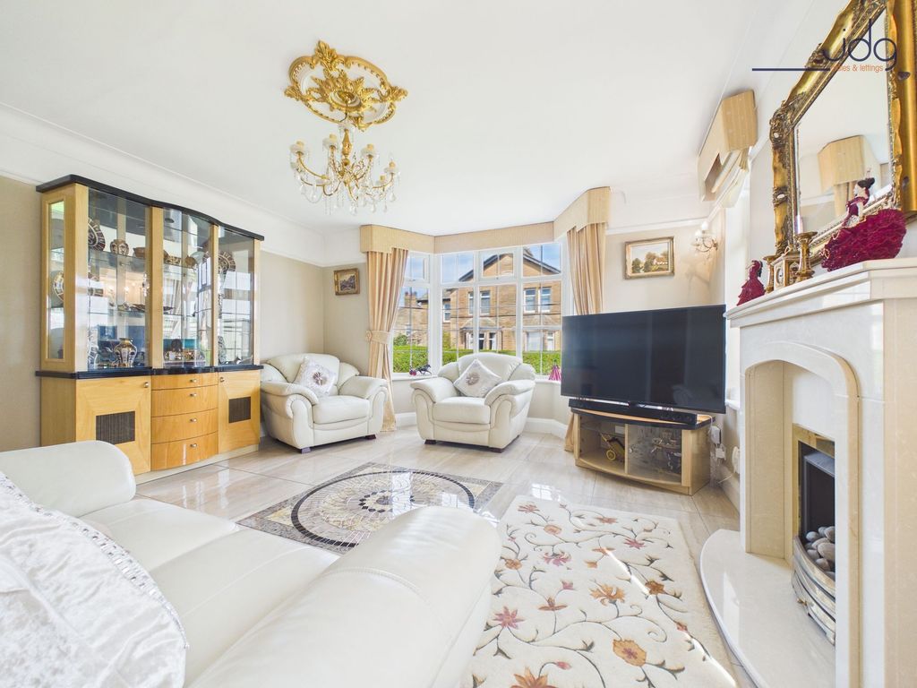 Property photo 2 of 23 Lounge