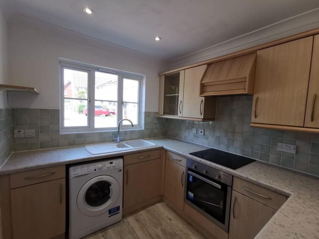 Property photo 2 of 8 Kitchen