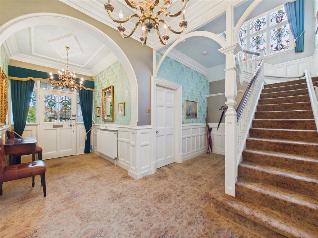 Property photo 2 of 35 Entrance Hall