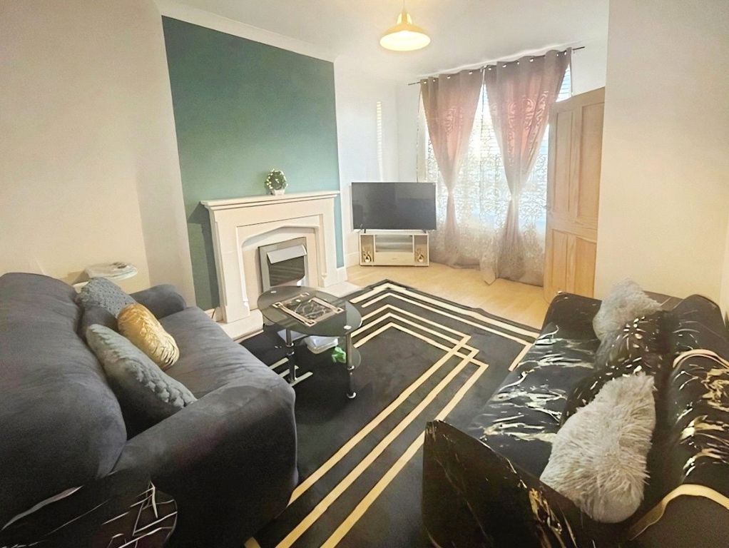 Property photo 3 of 8 Lounge