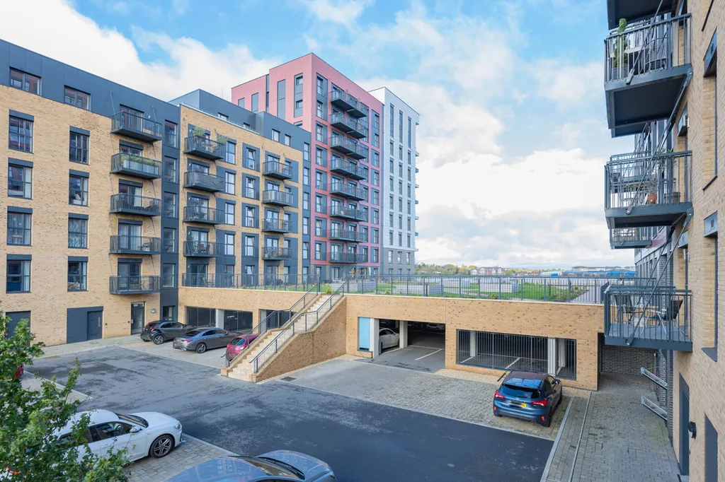 Apartment in Southampton, Queensland, Newtown - View 3