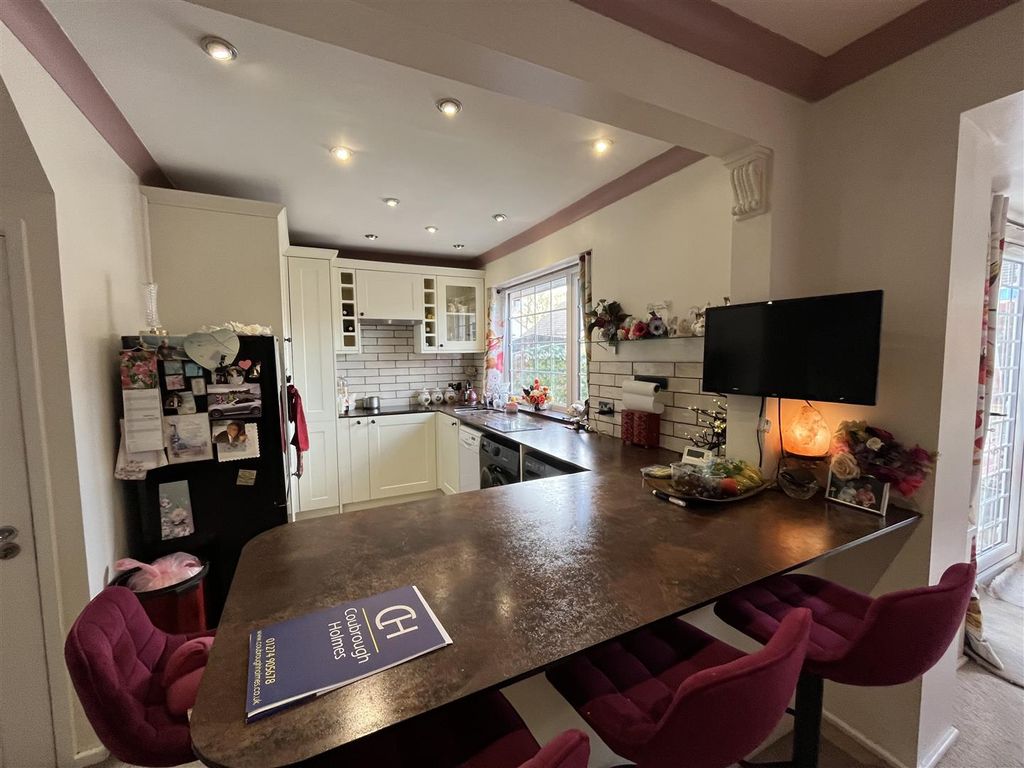 Property photo 3 of 18 Kitchen