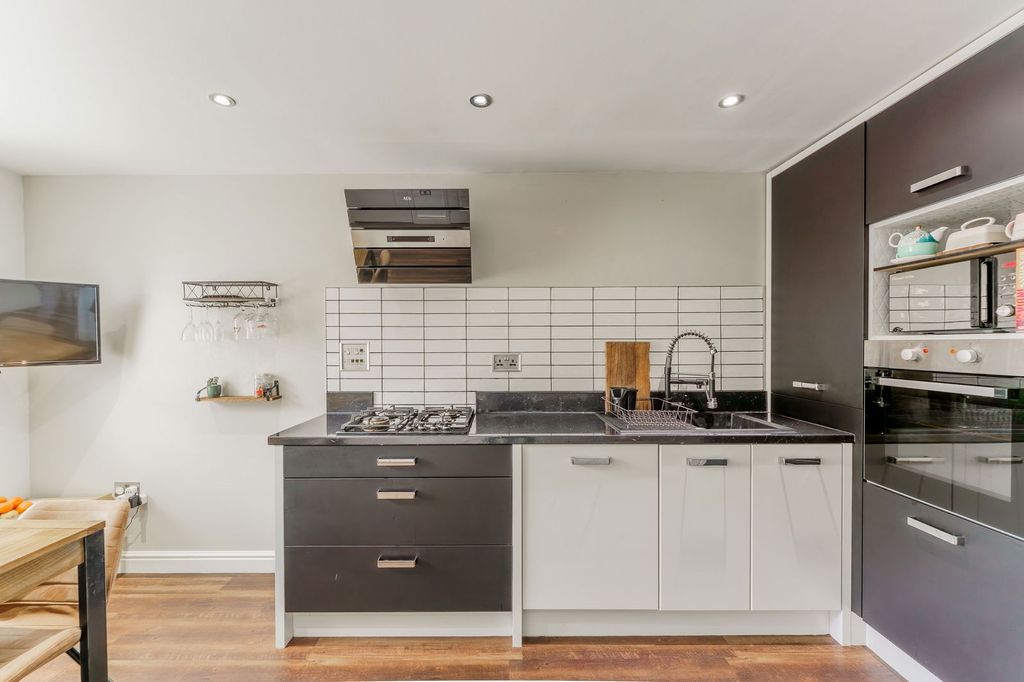 Property photo 3 of 31