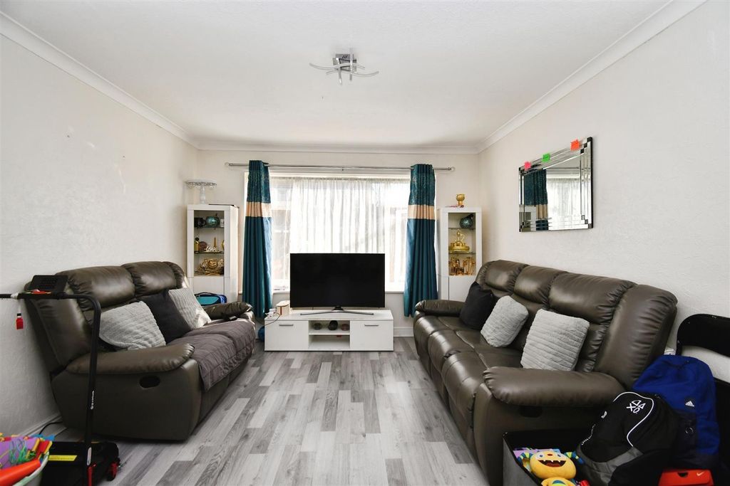 Property photo 2 of 18 Lounge