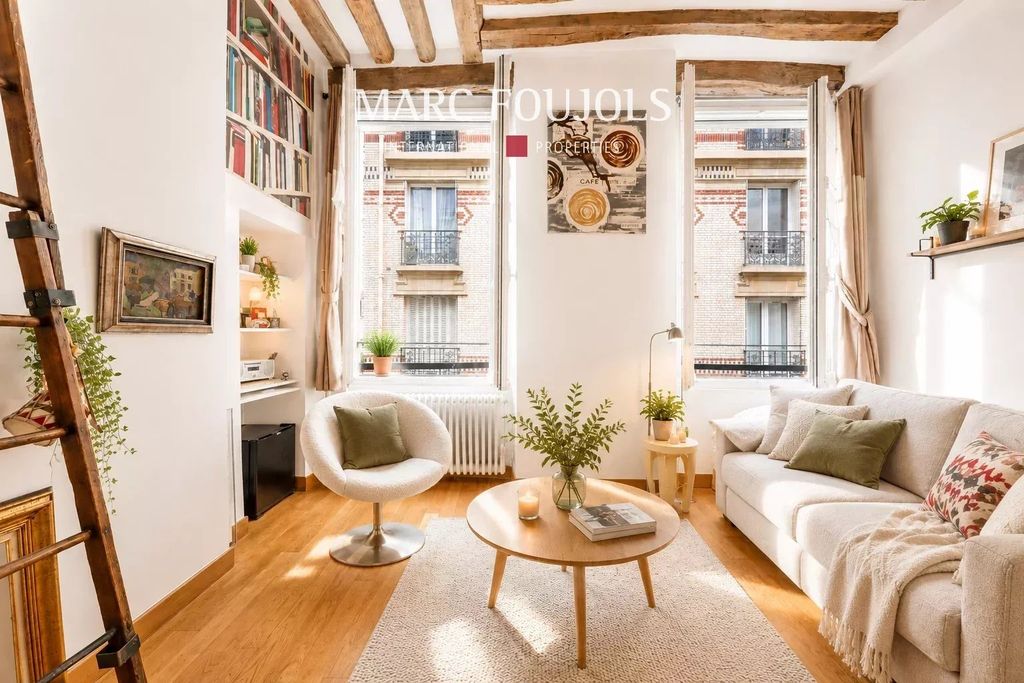 Property photo 1 of 16 Paris VII. Bon Marché - Studio In Good Condition.