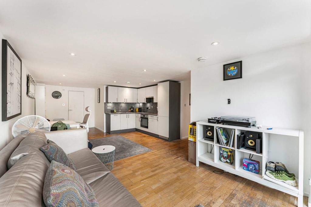 Property photo 1 of 10 Kitchen/Reception