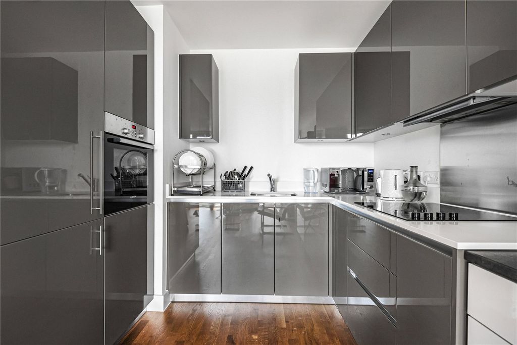 Property photo 3 of 11 Kitchen