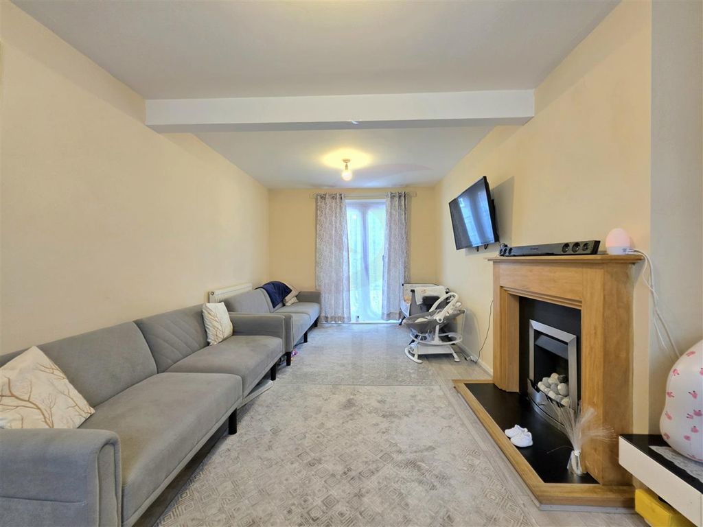 Property photo 2 of 8 Lounge