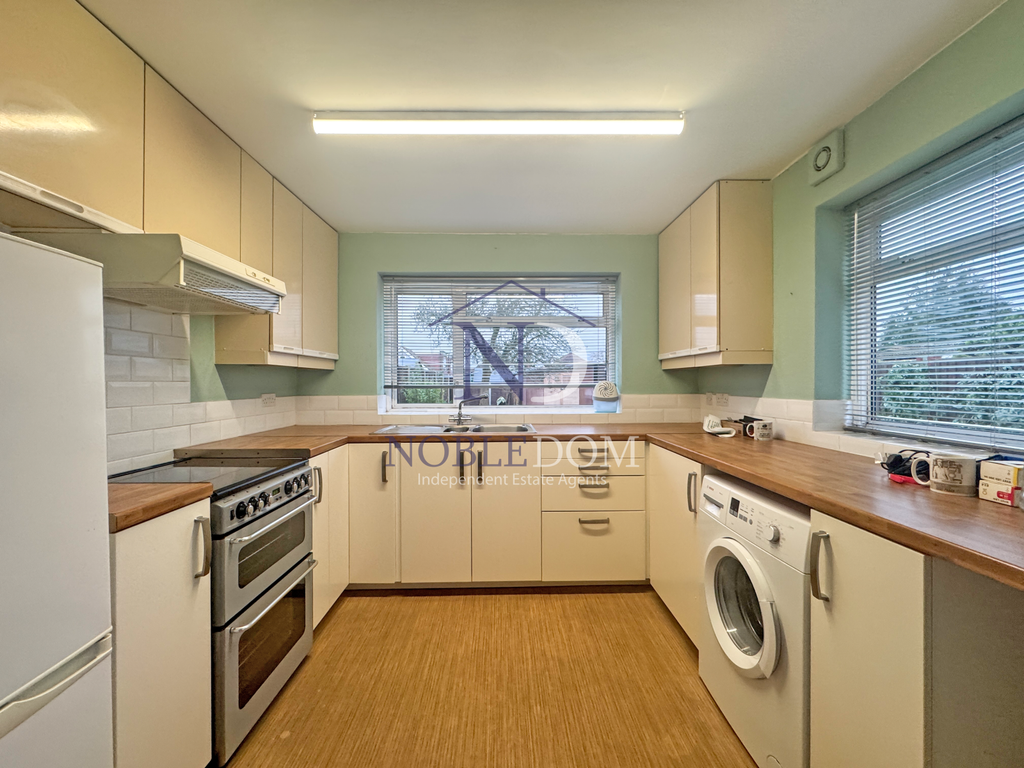 Property photo 1 of 10 3 Bedroom Semi-Detached Bungalow In Greenford