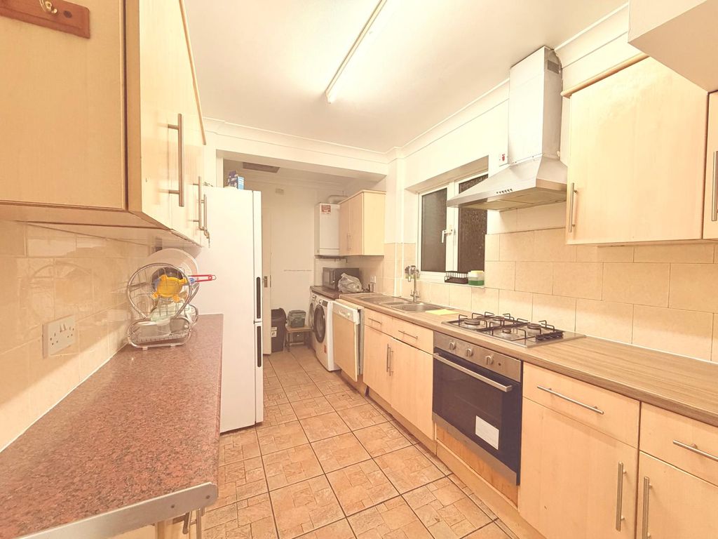 Property photo 3 of 9 Kitchen