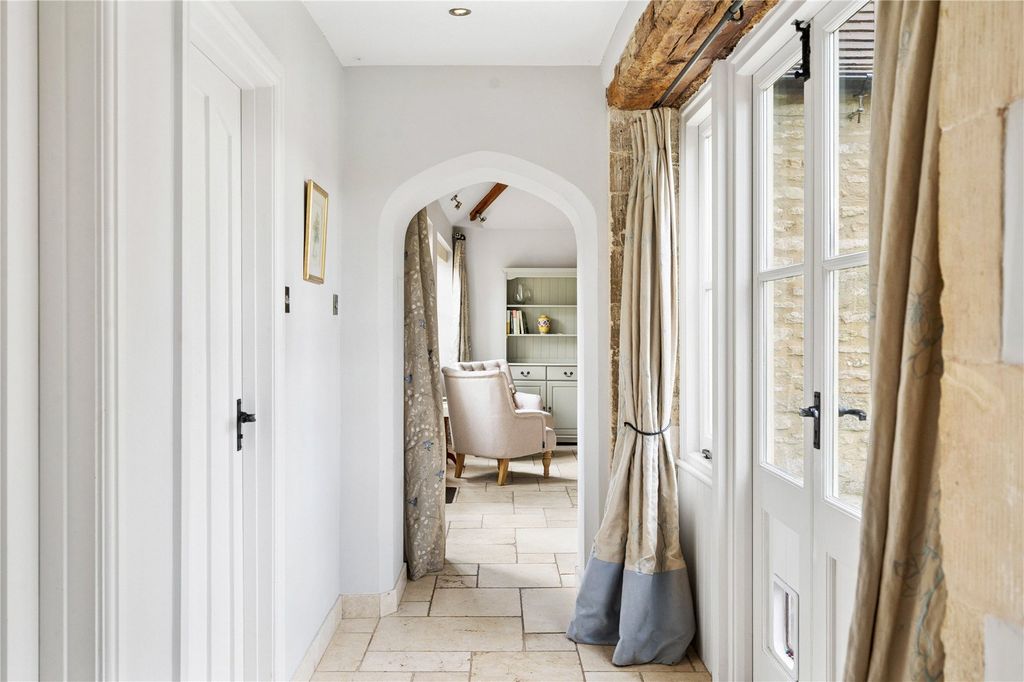Property photo 3 of 14 Corridor