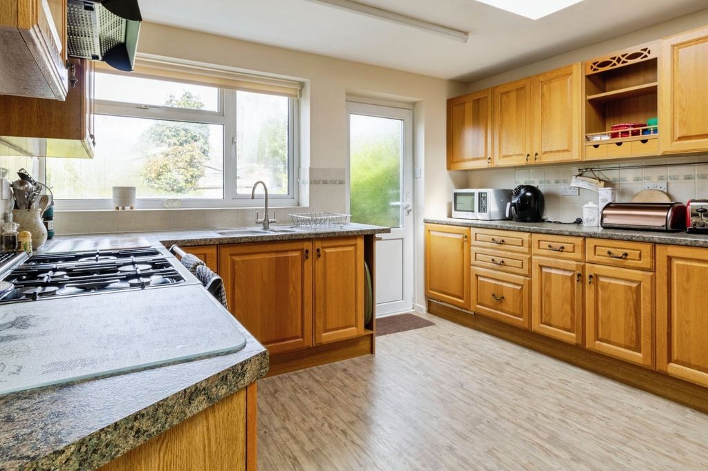 Property photo 3 of 11 Kitchen 1