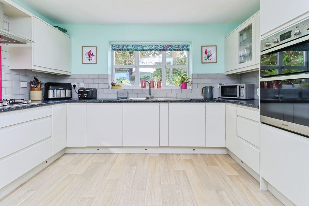 Property photo 3 of 20 Breakfast Kitchen