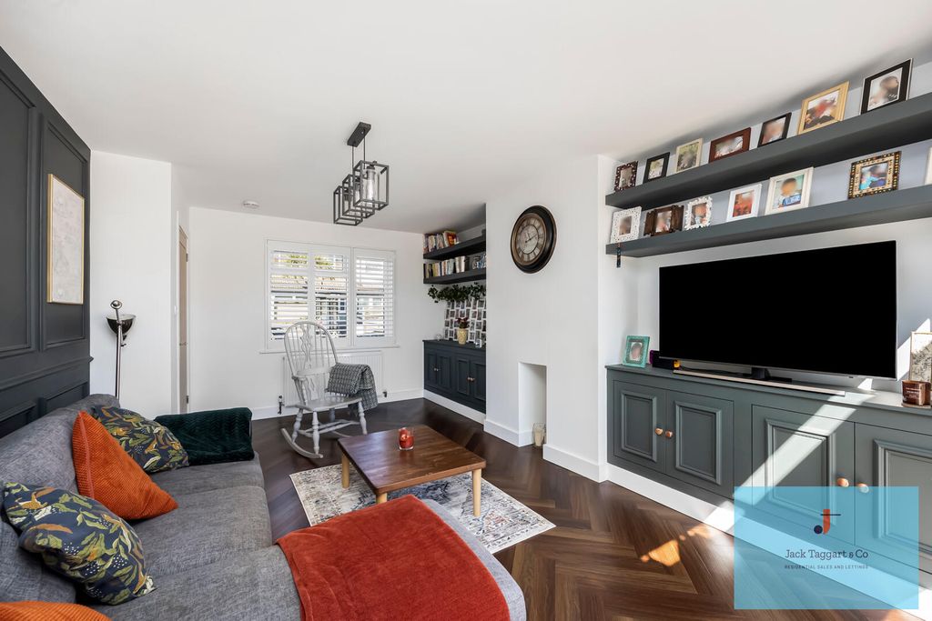 Property photo 3 of 30 Living Room