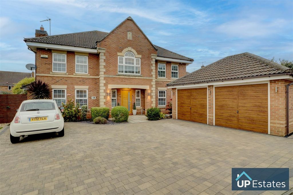 Property photo 1 of 43 Front Aspect