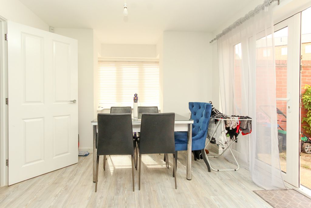 Property photo 3 of 8 Dining Area