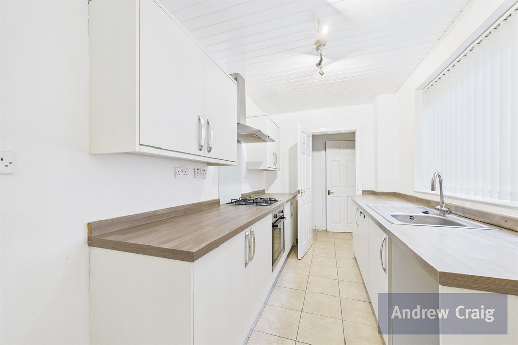 Property photo 3 of 8 Kitchen