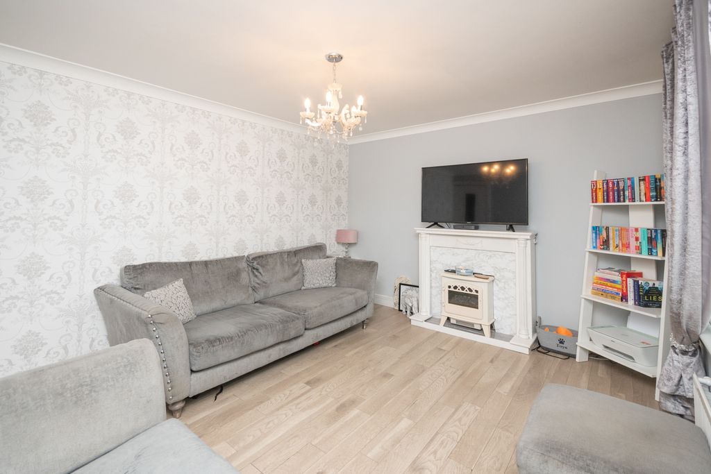 Property photo 3 of 16 Lounge