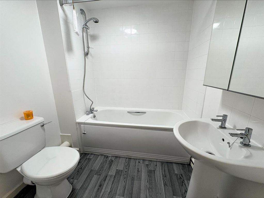 Property photo 3 of 9 007 Bathroom (1).Jpeg