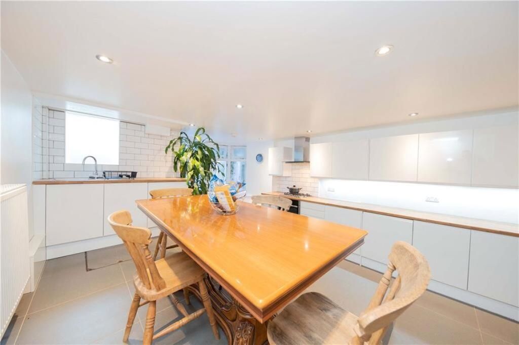 Property photo 3 of 6 Kitchen 2