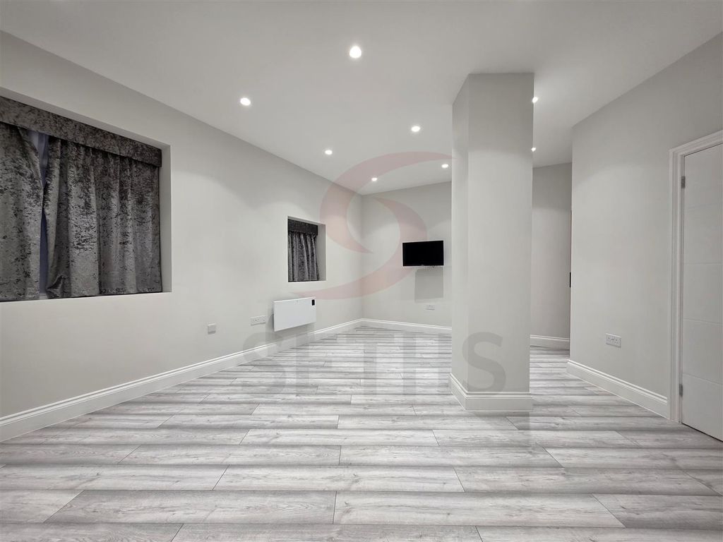 Property photo 1 of 14 Living Room