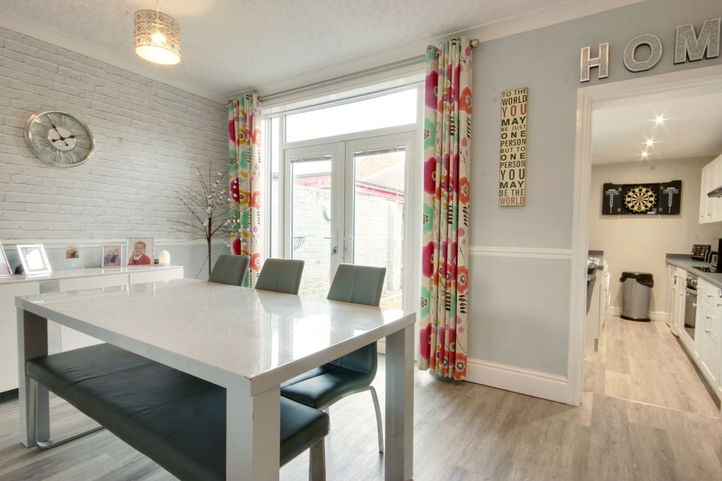 Property photo 3 of 18 1 Lounge  Din A
