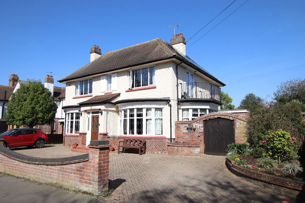 Property photo 1 of 29 Lancaster Gardens East, Clacton On Sea