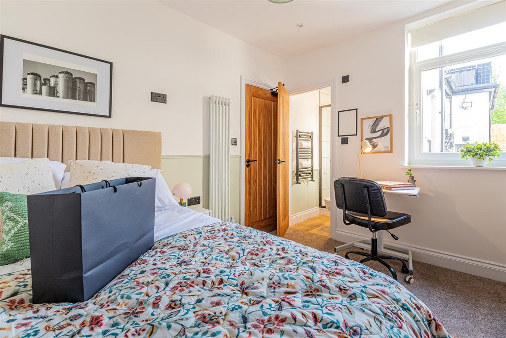 Property photo 3 of 12 50 Theodora Room 2, 2.Jpg