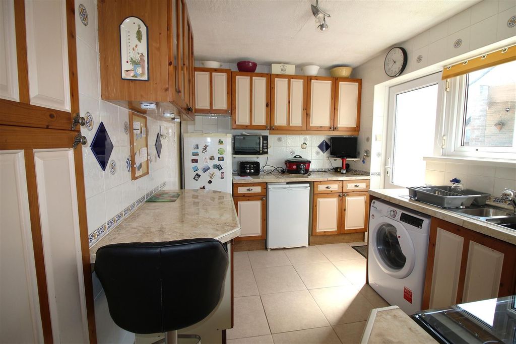 Property photo 3 of 18 Kitchen