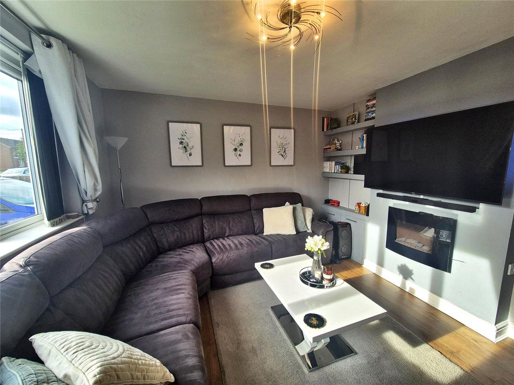 Property photo 3 of 18 Living Room