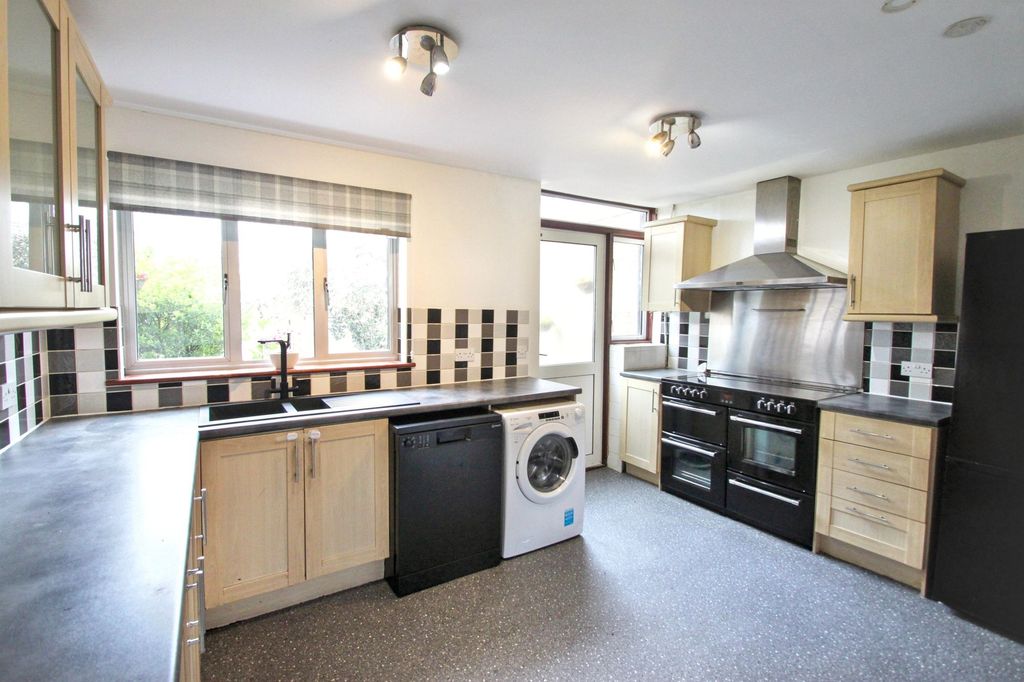 Property photo 2 of 25